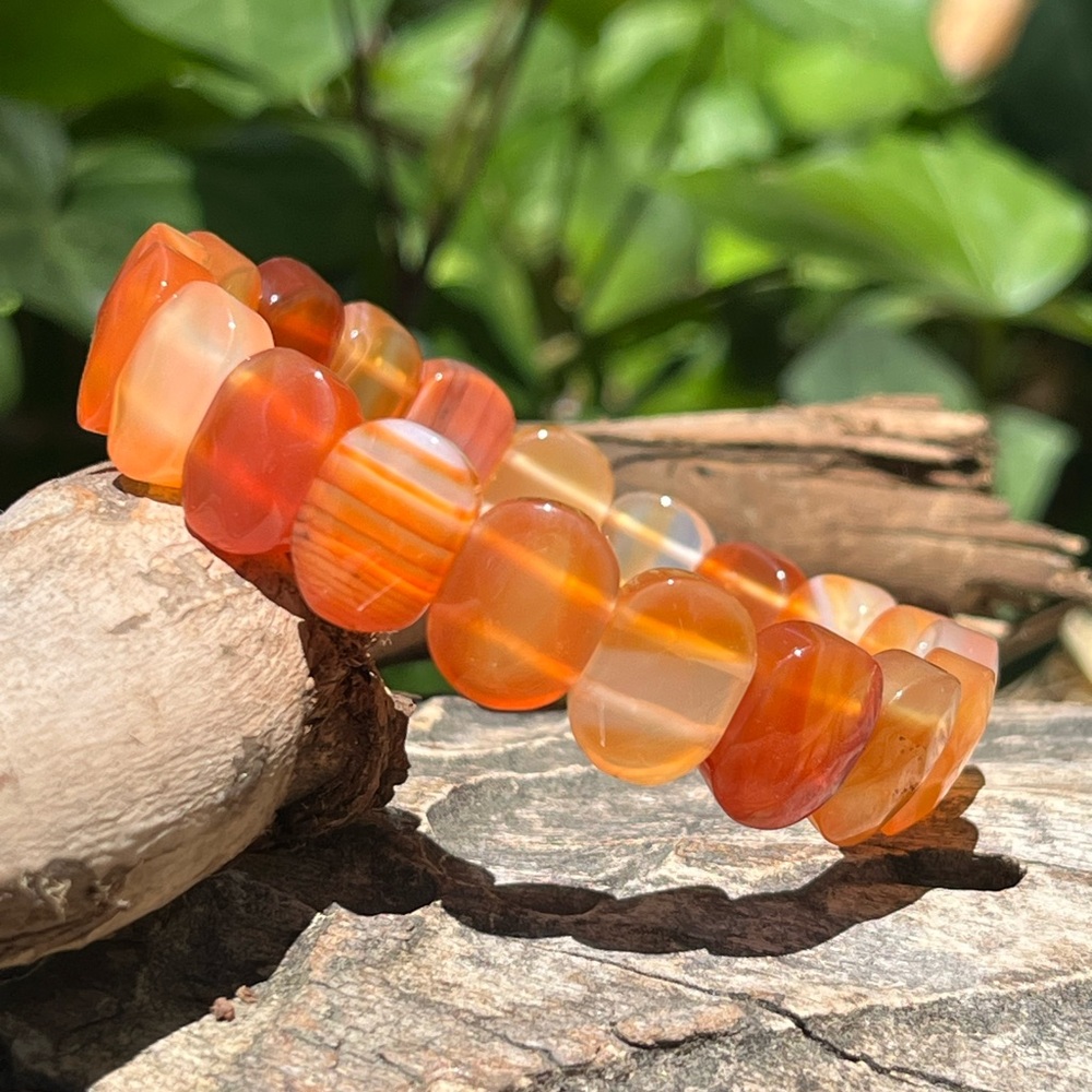 Stretchable facatedโ carnelian soft bangle